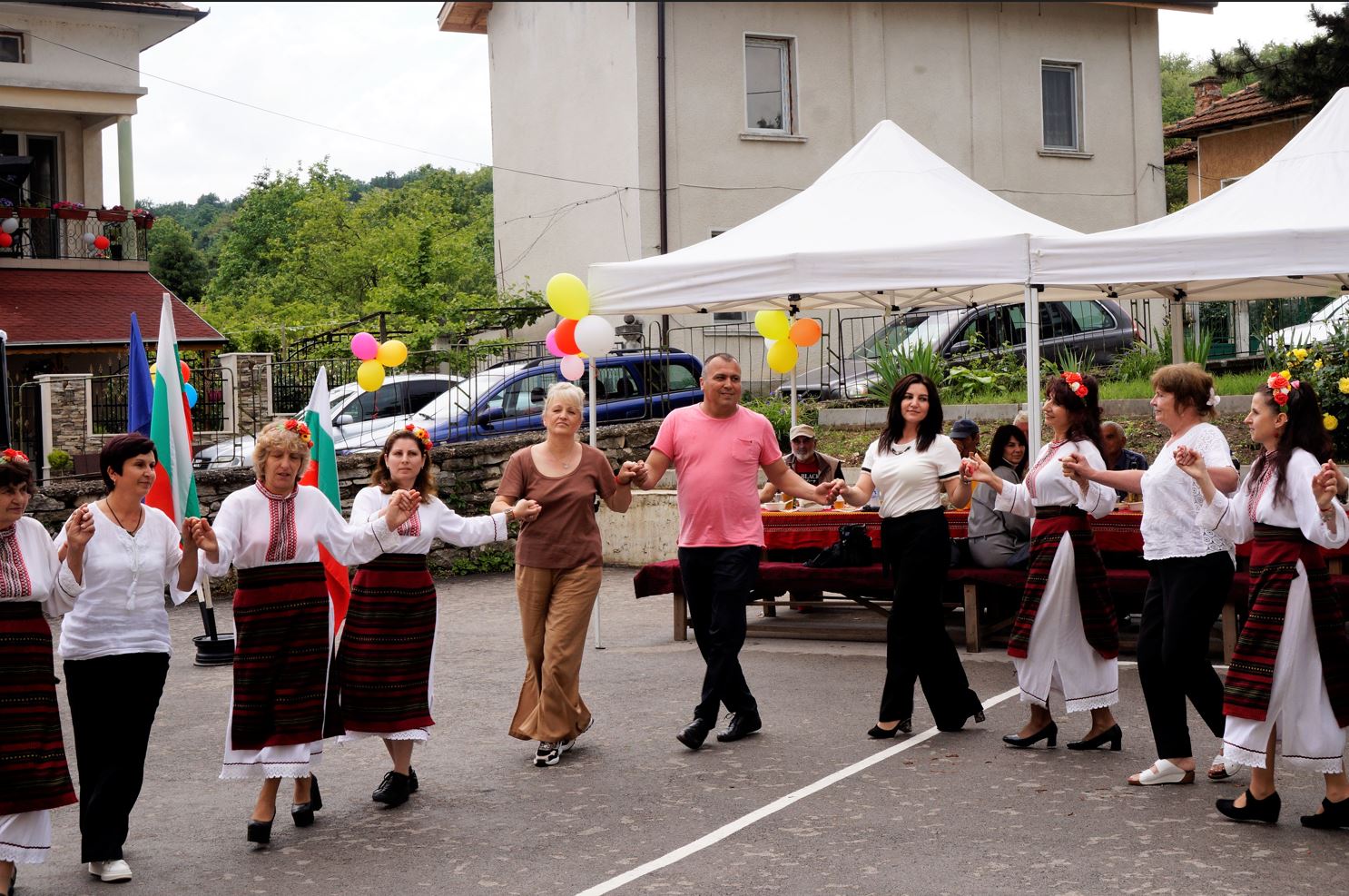 Кръшно българско хоро̀ под пролетния дъжд увенча празника на Моравица